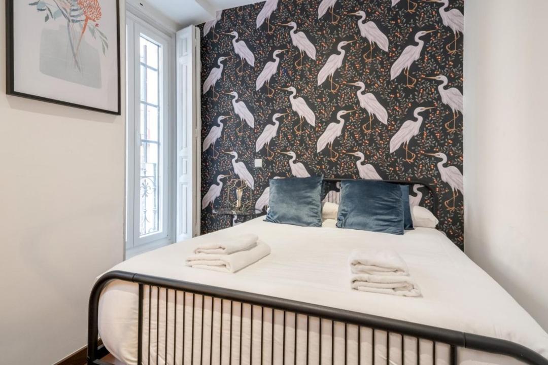 2 Bedrooms 2 Bathrooms Furnished - Malasana - Bright Stylish - Mintystay Мадрид Экстерьер фото