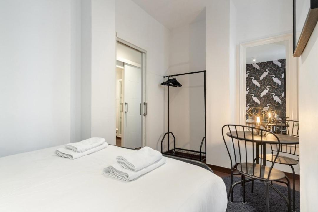 2 Bedrooms 2 Bathrooms Furnished - Malasana - Bright Stylish - Mintystay Мадрид Экстерьер фото