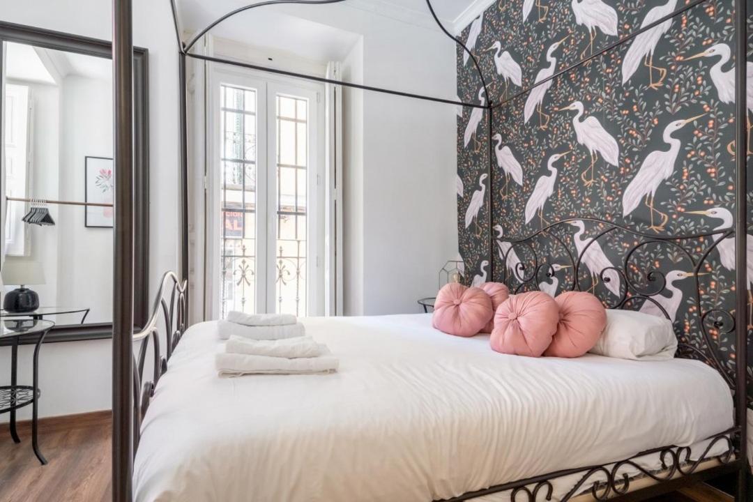 2 Bedrooms 2 Bathrooms Furnished - Malasana - Bright Stylish - Mintystay Мадрид Экстерьер фото